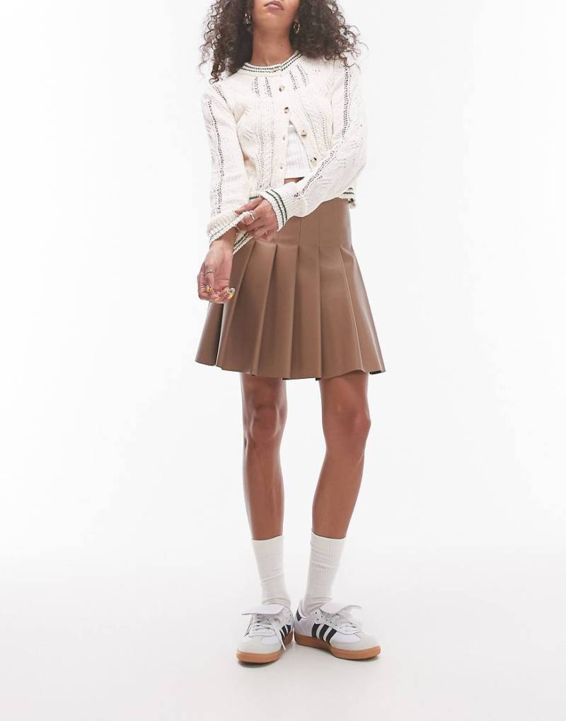 Topshop - Schlichter Mini-Faltenrock aus Kunstleder in Kaffeebraun Topshop - Schlichter Mini-Faltenrock aus Kunstleder in Kaffeebraun von Topshop