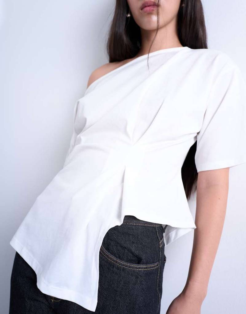Topshop - Schulterfreies, asymmetrisches Oberteil in Elfenbein mit gerafftem Detail-Weiß Topshop - Schulterfreies, asymmetrisches Oberteil in Elfenbein mit gerafftem Detail-Weiß von Topshop