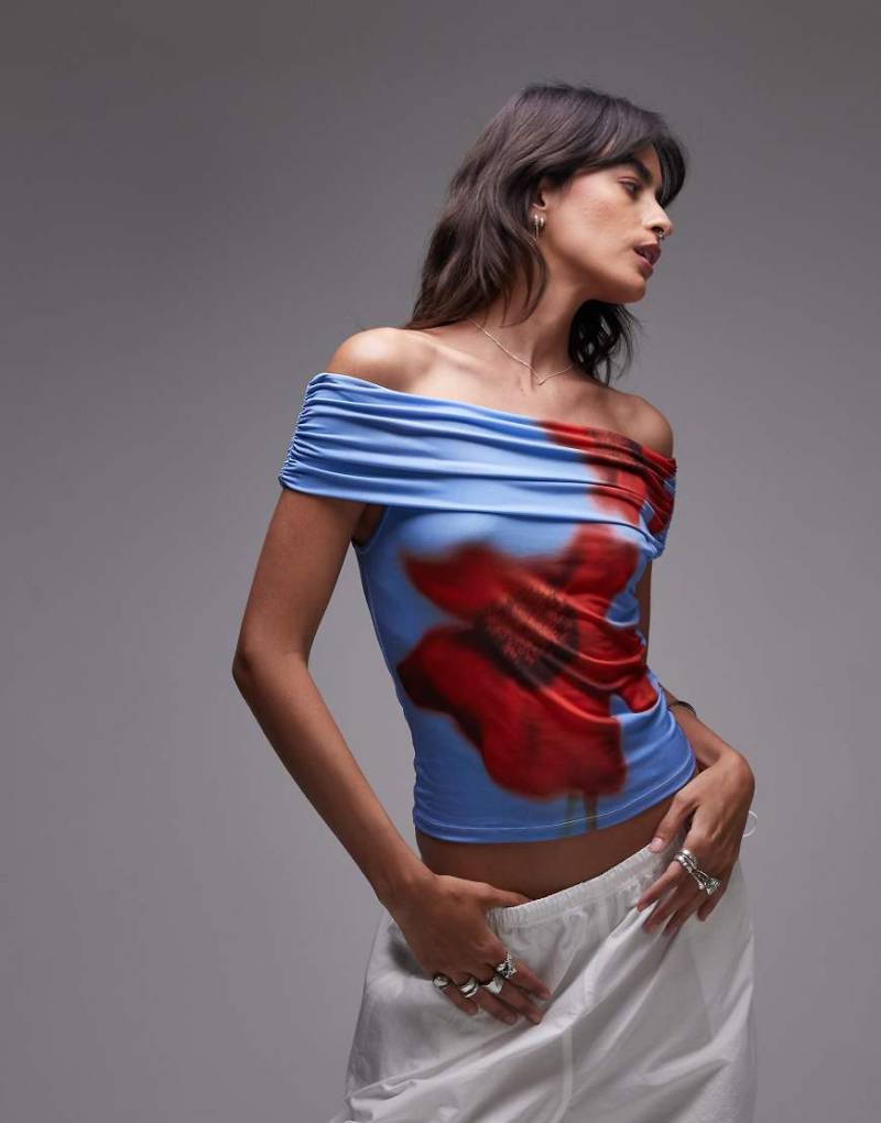 Topshop - Schulterfreies Oberteil aus Mikrofaser in Blau mit Blumenmuster und breitem Umschlag von Topshop