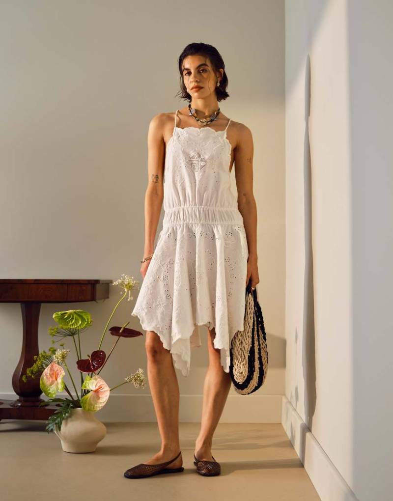 Topshop - Schweres Minikleid in Weiß mit Zipfelsaum und Stickerei von Topshop