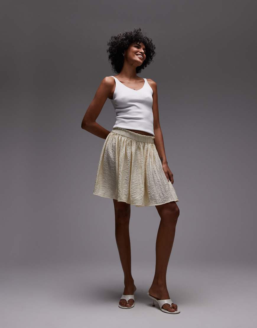 Topshop - Schwingender Minirock in Sand mit Knitterstruktur-Neutral Topshop - Schwingender Minirock in Sand mit Knitterstruktur-Neutral von Topshop