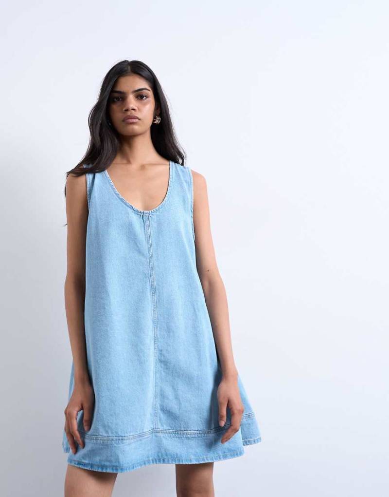 Topshop - Schwingendes Jeanskleid in Bleach-Waschung-Blau von Topshop