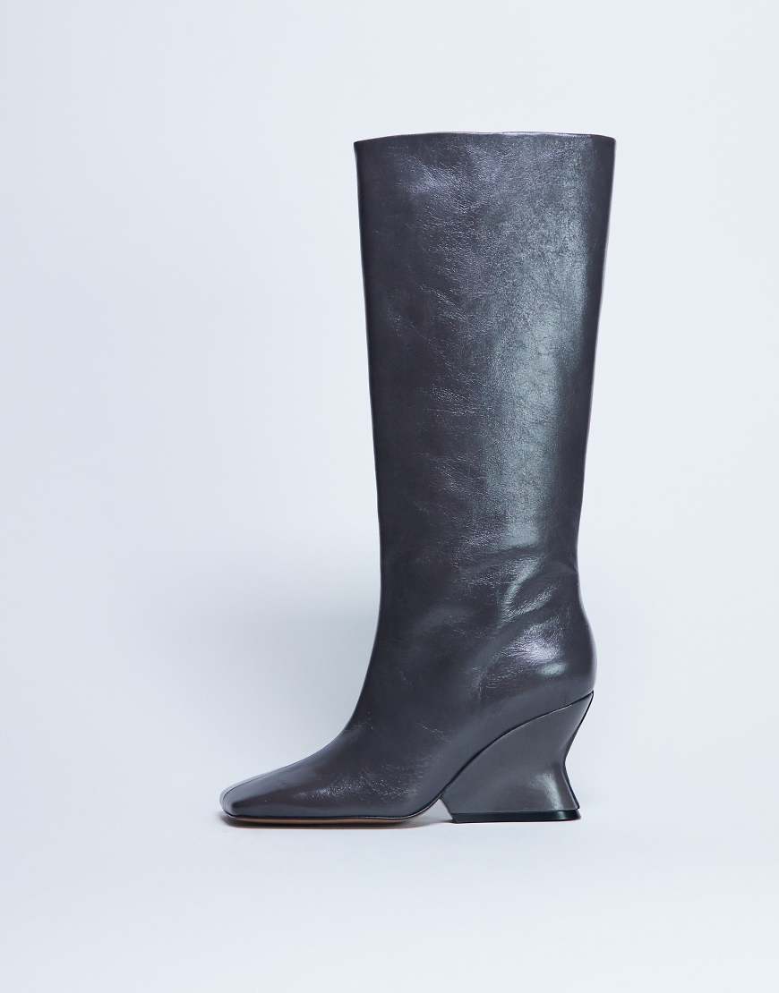 Topshop - Selma - Hochwertige, kniehohe Stiefel aus Leder in Grau mit Keilabsatz von Topshop