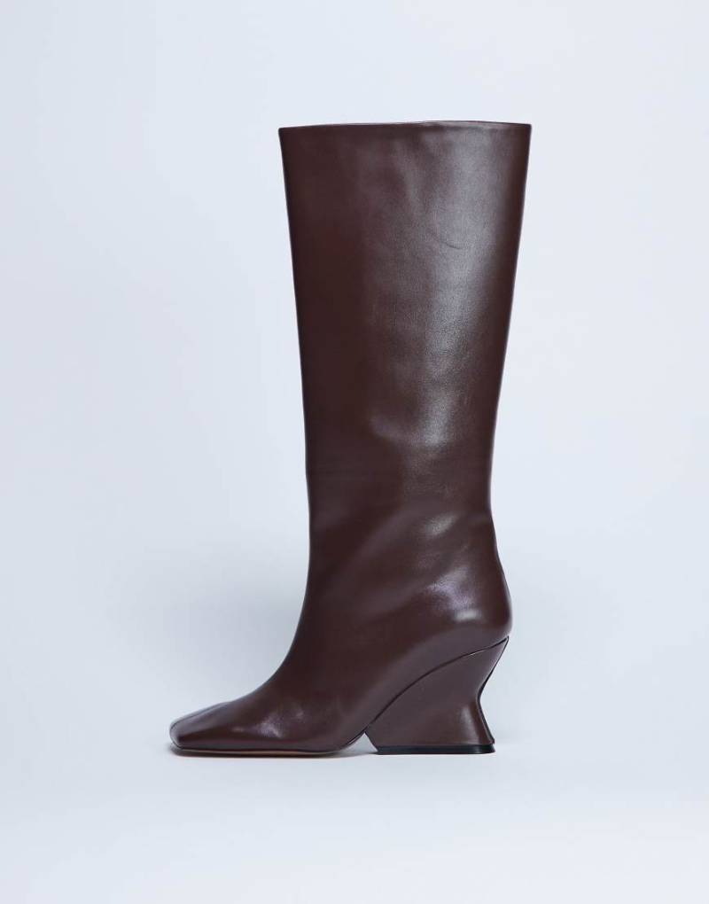 Topshop - Selma - Hochwertige, kniehohe Stiefel aus Leder in Schokobraun mit Keilabsatz-Rot von Topshop