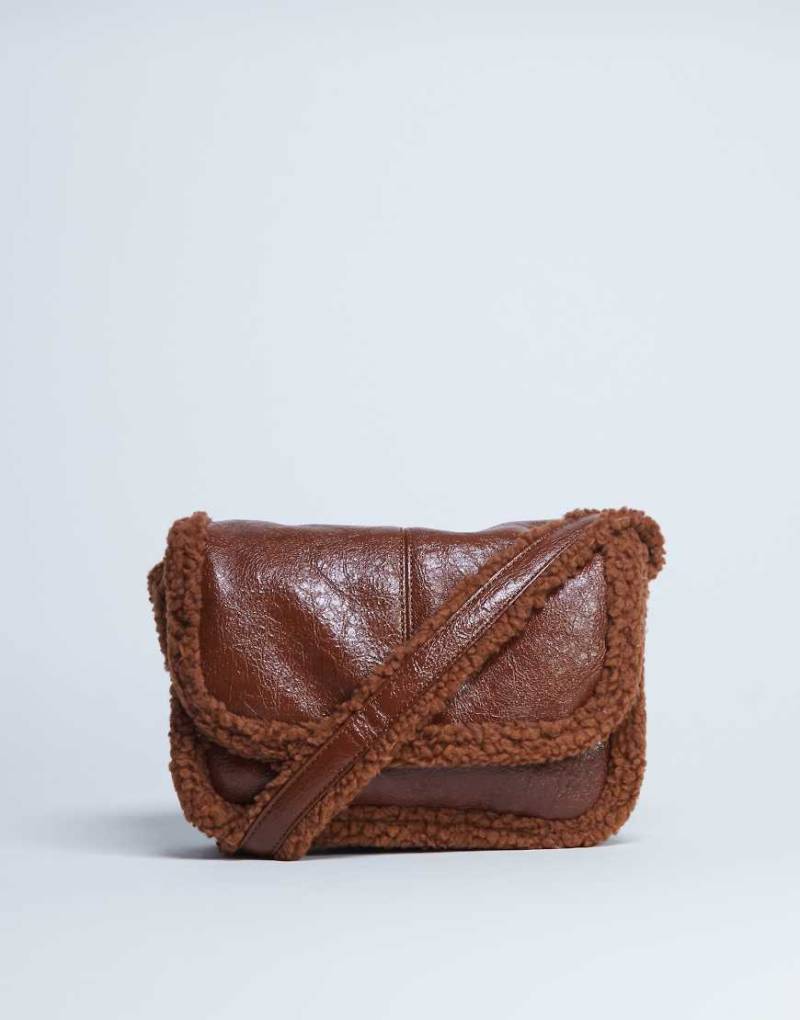 Topshop - Solo - Schultertasche in Hellbraun mit Teddyfell von Topshop