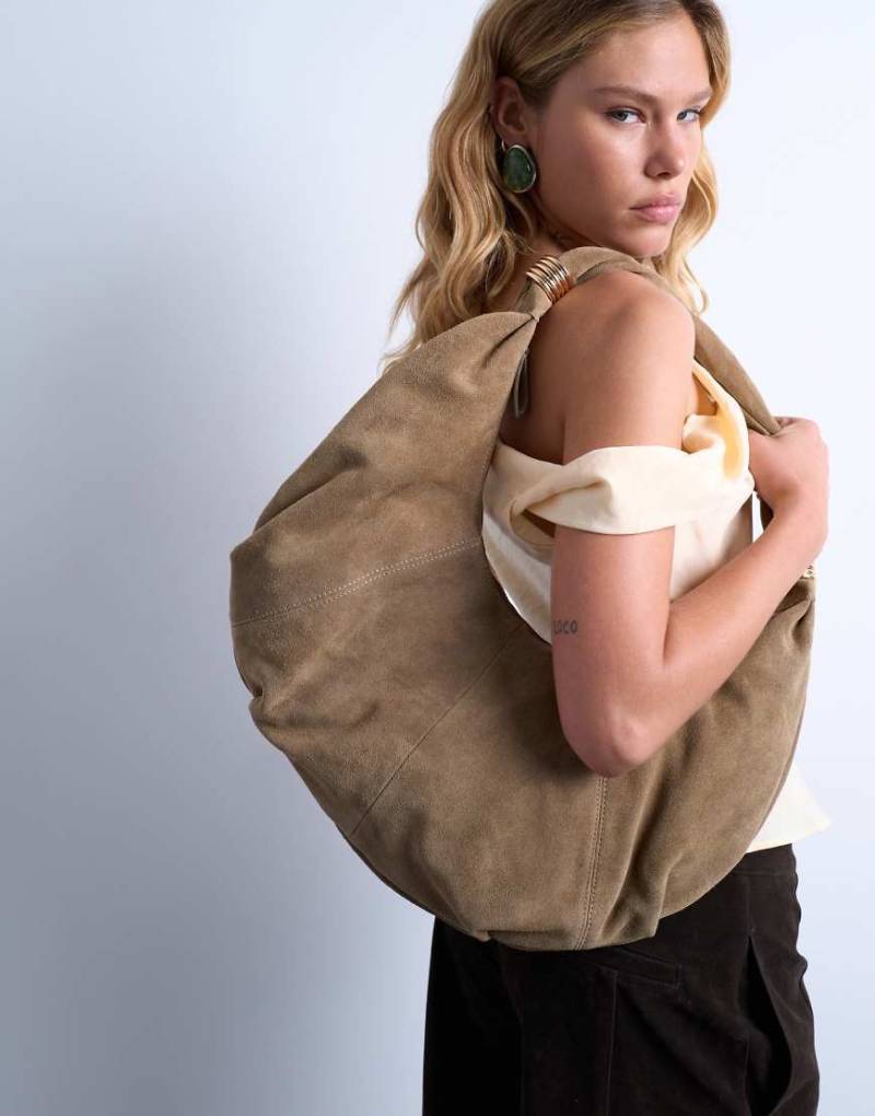 Topshop - Sterling - U-förmige Schultertasche aus echtem Wildleder in Beige-Neutral von Topshop