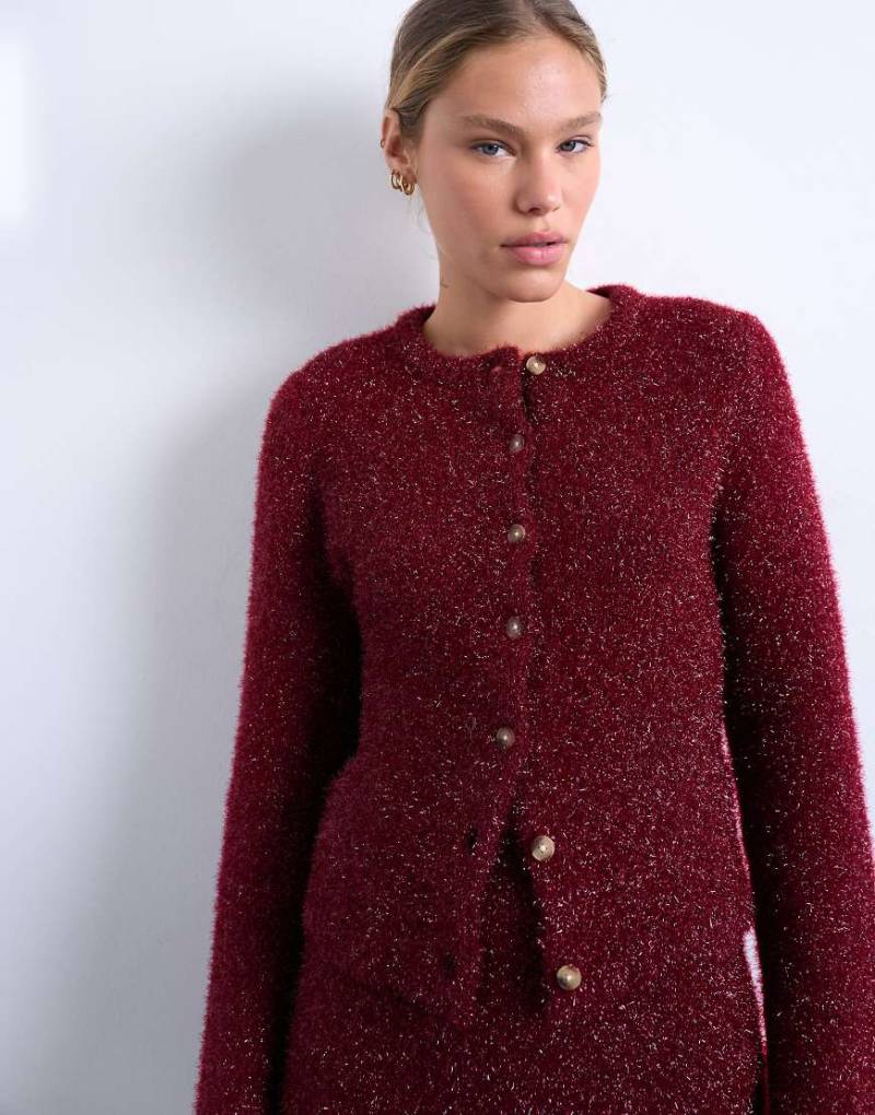 Topshop - Strickjacke in Burgunderrot mit Lametta-Optik von Topshop