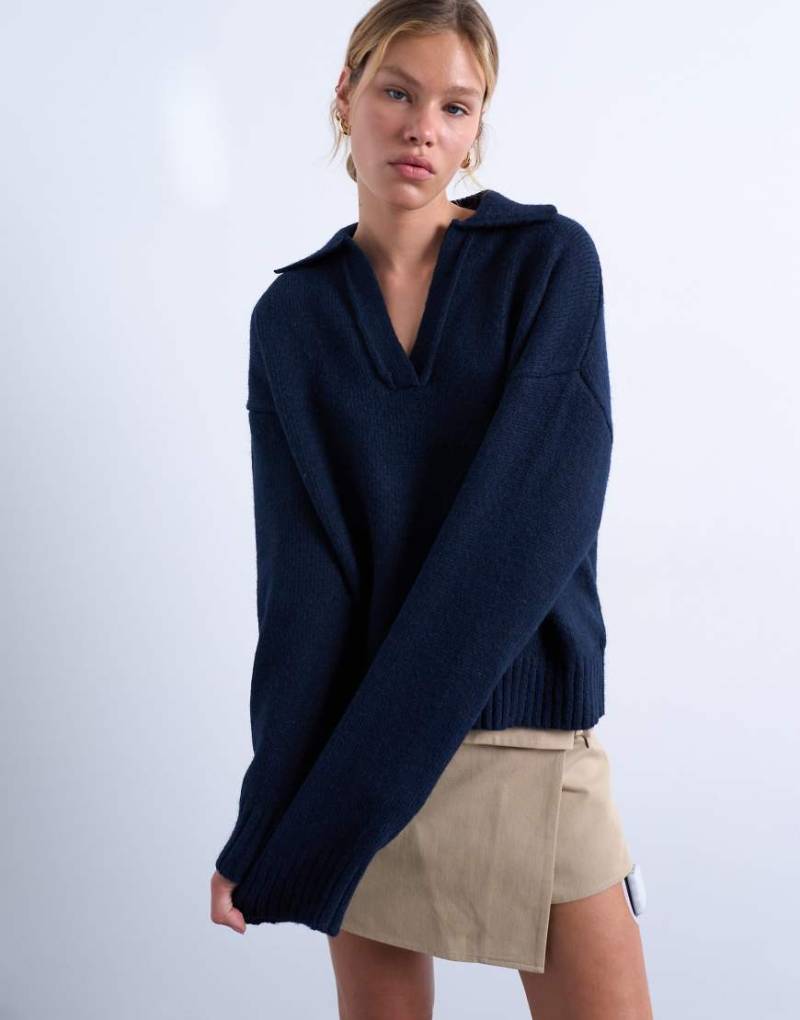 Topshop - Strickpullover in Marineblau mit V-Ausschnitt und Kragen von Topshop