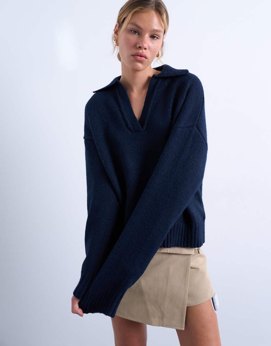 Topshop - Strickpullover in Marineblau mit V-Ausschnitt und Kragen Topshop - Strickpullover in Marineblau mit V-Ausschnitt und Kragen von Topshop