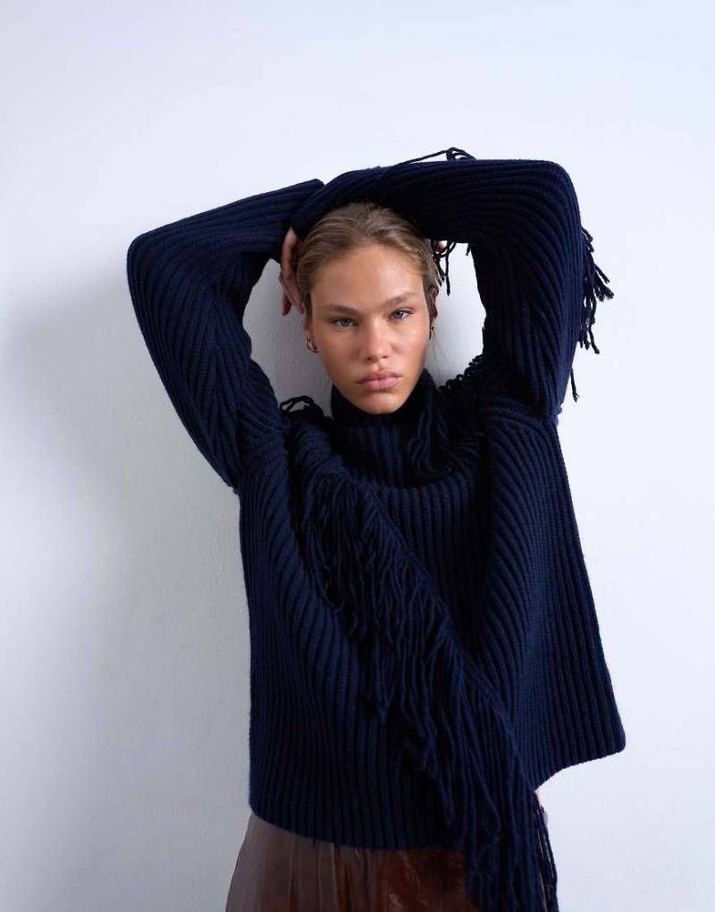 Topshop - Strickpullover in Marineblau mit hohem Ausschnitt und Fransen von Topshop