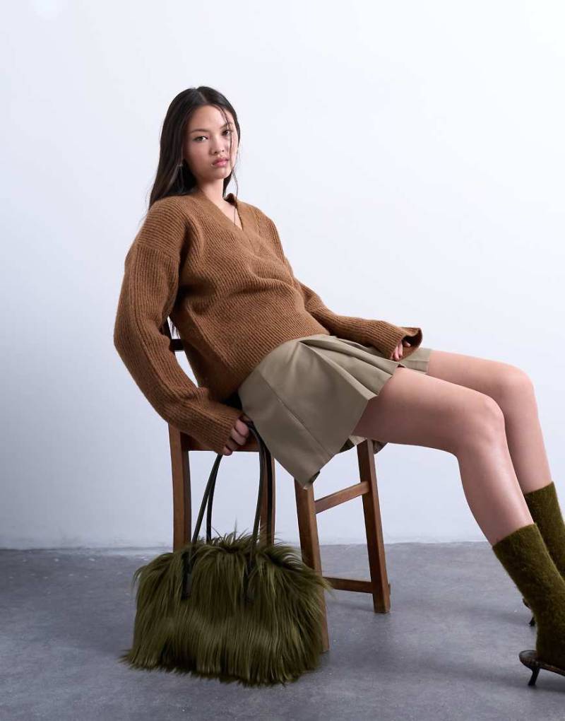 Topshop - Strickpullover mit V-Ausschnitt in Braun-Brown von Topshop