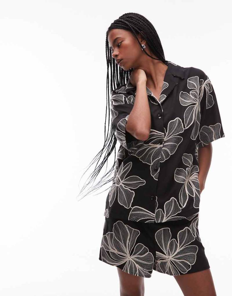 Topshop - Strukturierte Freizeit-Hemdbluse in Schwarz mit schwarz-weißem Blumenmuster, Kombiteil von Topshop