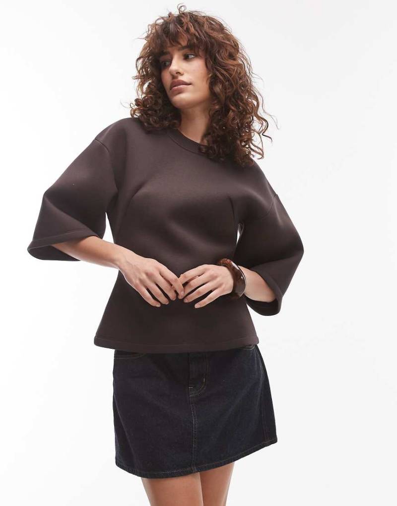 Topshop - Kurzärmliges T-Shirt aus neoprenartigem Material in Braun mit Strukturmuster von Topshop