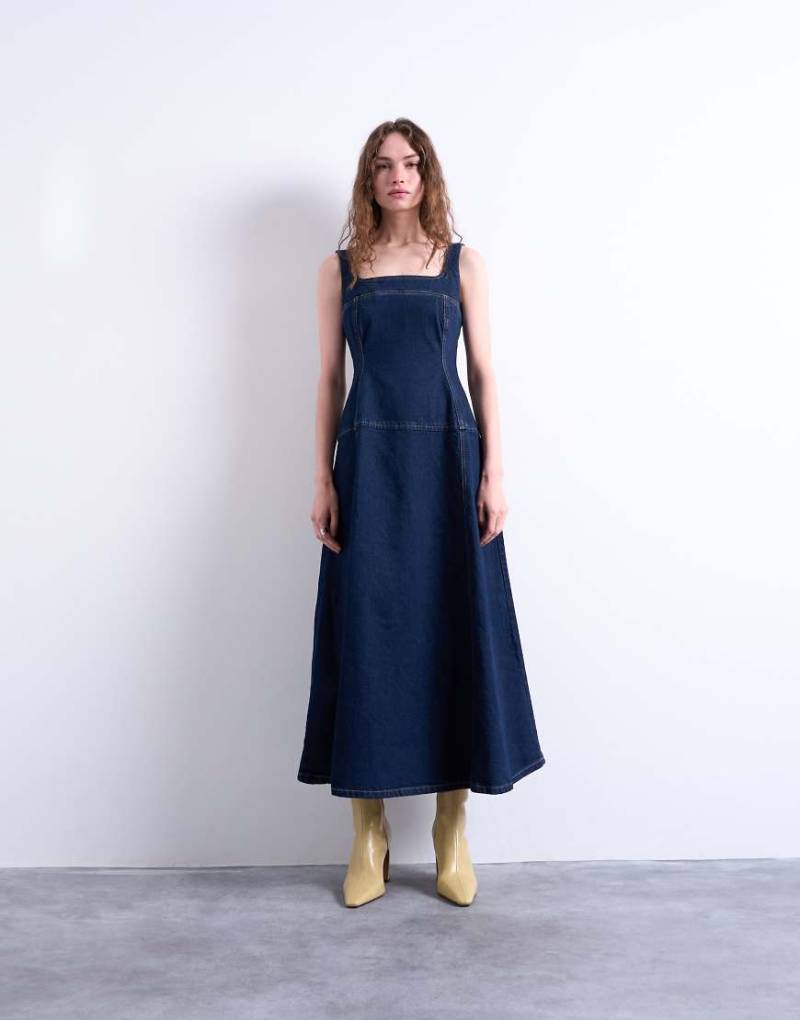 Topshop - Strukturiertes Denim-Midikleid mit tiefer Taille in Rinse-Waschung-Blau von Topshop