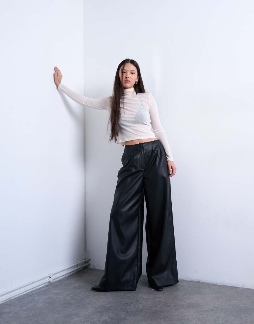 Topshop - Superweite Hose aus Kunstleder in Schwarz von Topshop