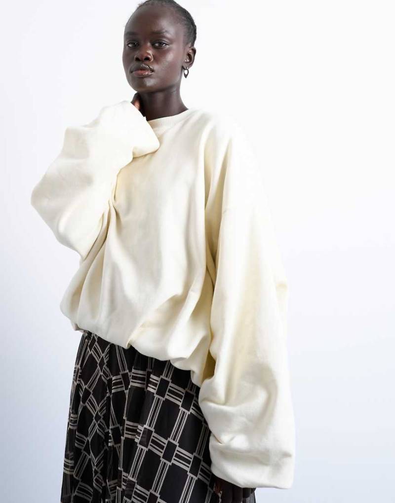 Topshop - Sweatshirt in Ecru mit Ballonsaum-Weiß von Topshop