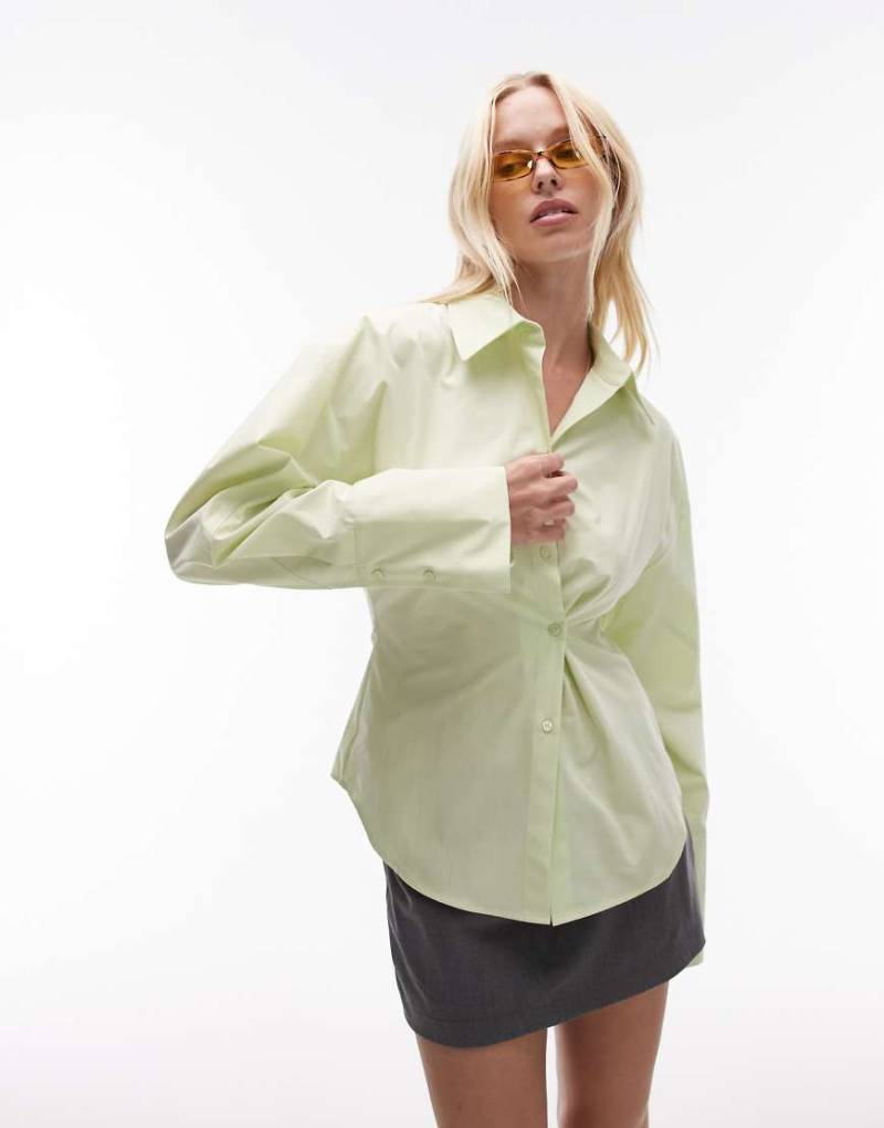 Topshop - Taillierte Hemdbluse in Grün mit asymmetrischer Knopfleiste von Topshop