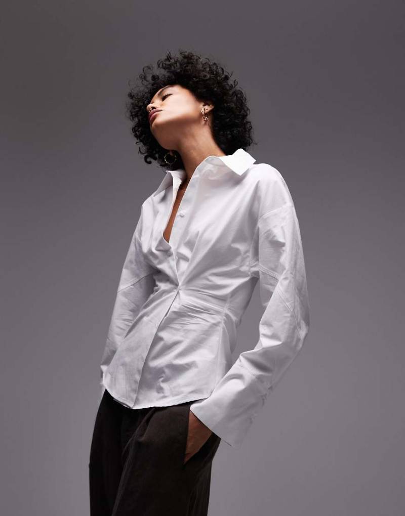 Topshop - Taillierte Hemdbluse in Weiß mit asymmetrischer Knopfleiste von Topshop