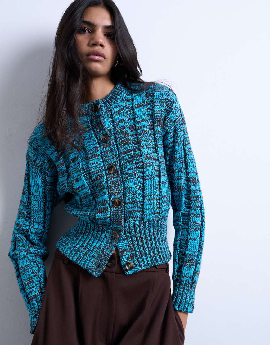 Topshop - Taillierte Strickjacke aus Grobstrick in Blau und Schokobraun mit verdrehtem Design von Topshop