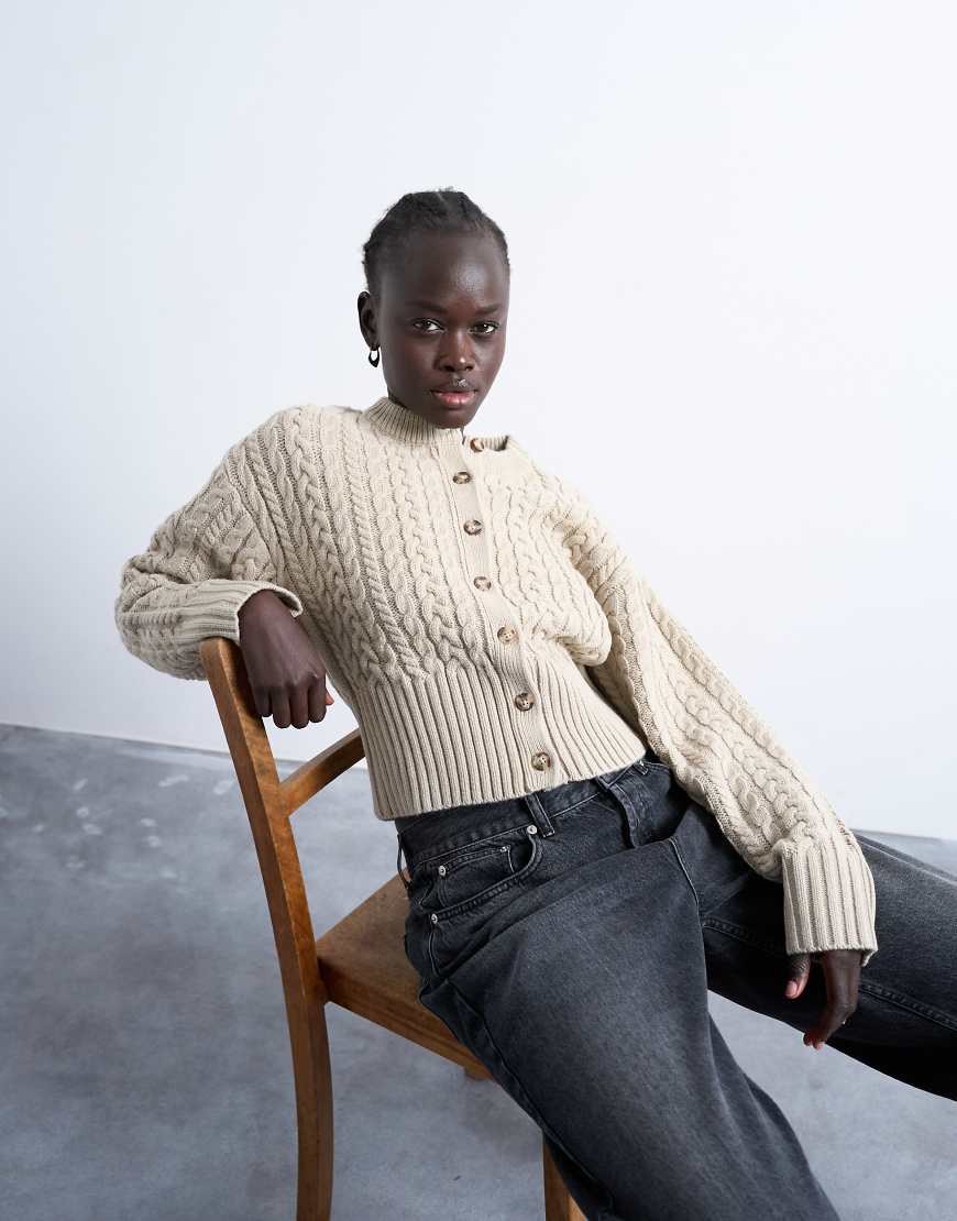 Topshop - Taillierte Strickjacke in Hellbeige mit Zopfmuster-Weiß von Topshop