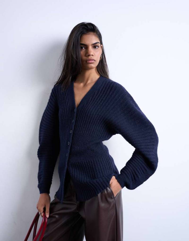 Topshop - Taillierte Strickjacke in Marineblau mit Cocoon-Ärmeln von Topshop