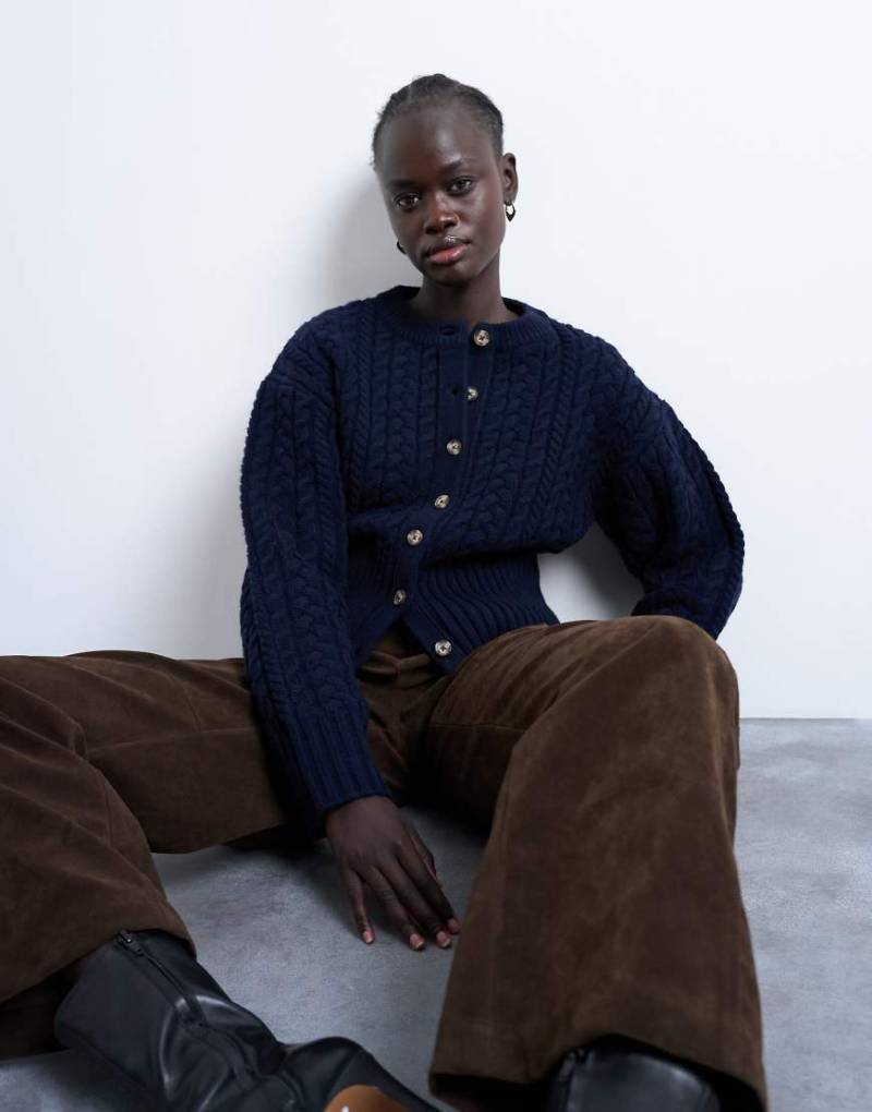 Topshop - Taillierte Strickjacke in Marineblau mit Zopfmuster von Topshop