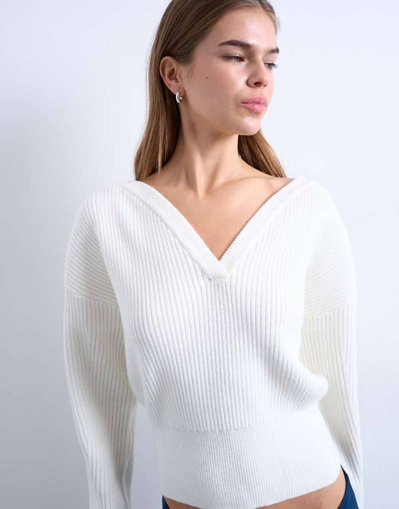 Topshop - Taillierter Strickpullover in Elfenbeinweiß mit herzförmigem Ausschnitt von Topshop