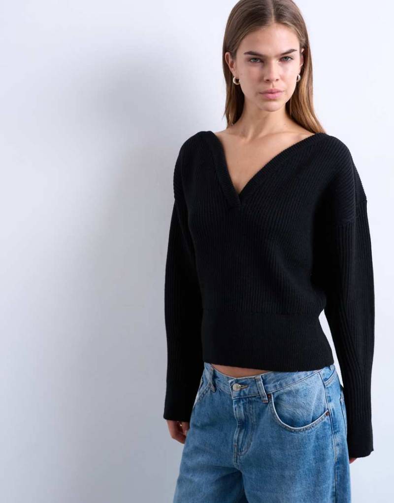 Topshop - Taillierter Strickpullover in Schwarz mit herzförmigem Ausschnitt von Topshop