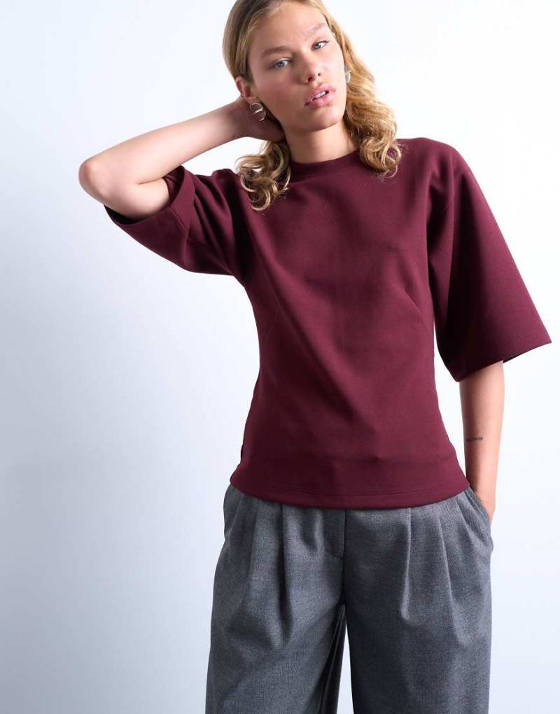 Topshop - Tailliertes, kurzärmliges T-Shirt in Burgunderrot aus neoprenartigem Material von Topshop