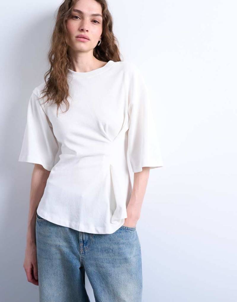 Topshop - Tailliertes T-Shirt in Weiß mit Struktur Topshop - Tailliertes T-Shirt in Weiß mit Struktur von Topshop