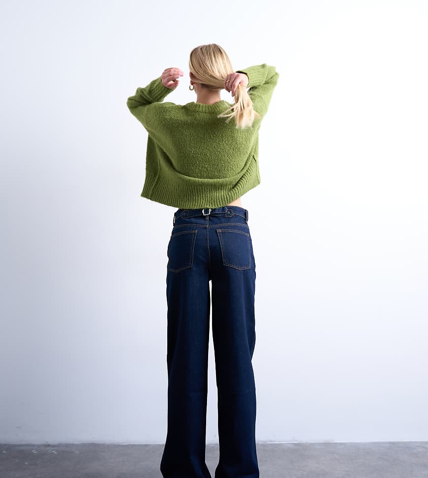 Topshop Tall - Relaxed Fit Jeans in unbehandeltem Indigoblau mit niedrigem Bund und Schnallenriemen von Topshop Tall