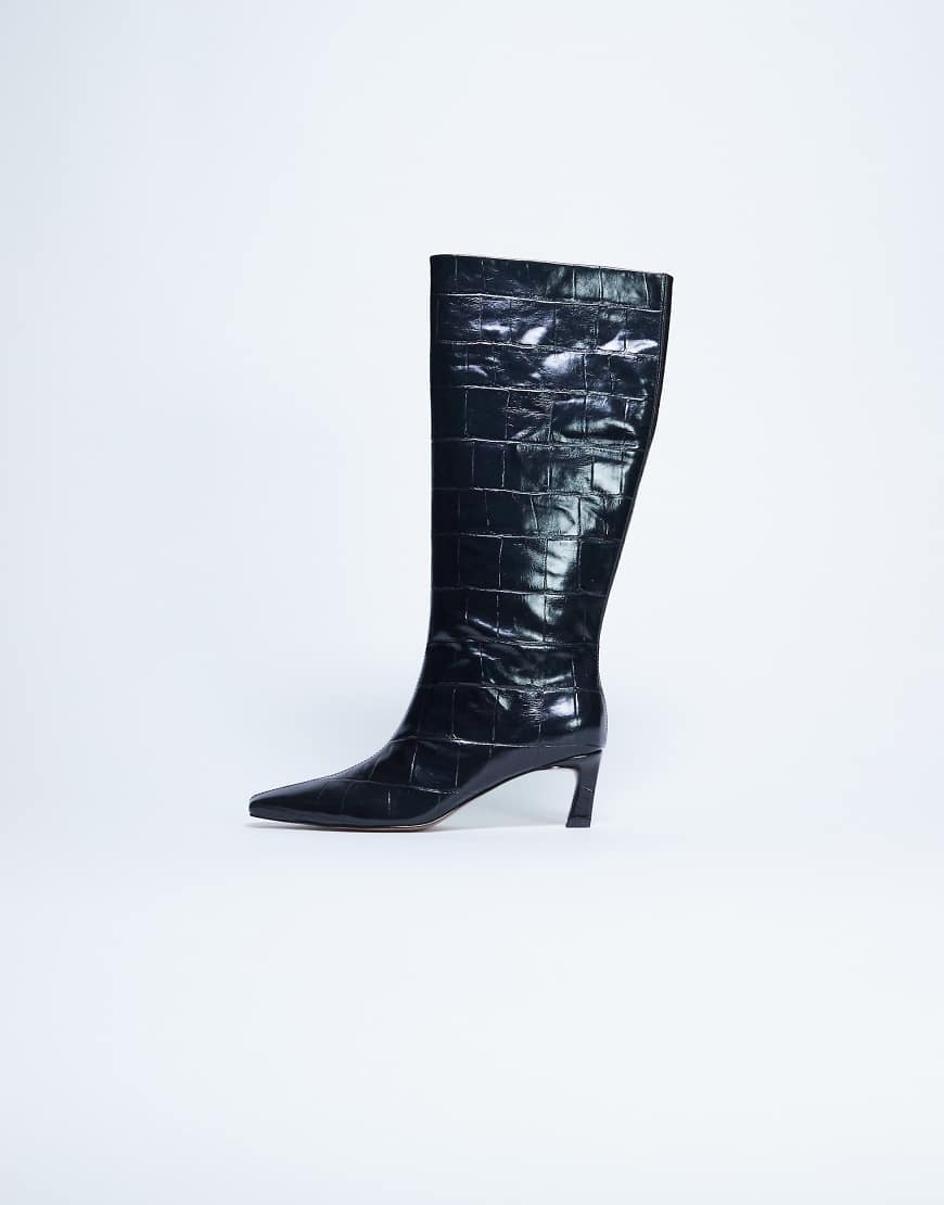 Topshop - Tanya - Kniehohe Stiefel in Kroko-Schwarz mit spitzer Zehenpartie von Topshop