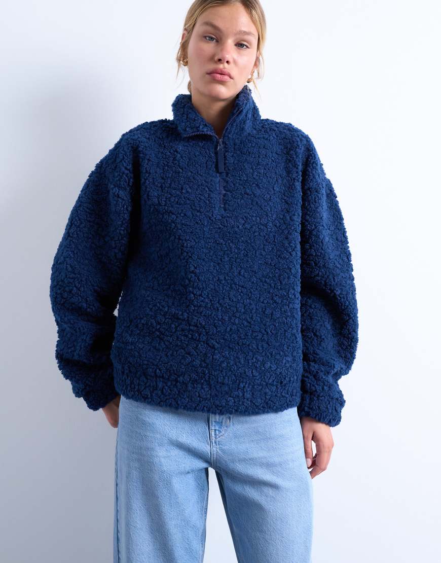 Topshop - Teddyfell-Oberteil in Marineblau mit kurzem Reißverschluss Topshop - Teddyfell-Oberteil in Marineblau mit kurzem Reißverschluss von Topshop