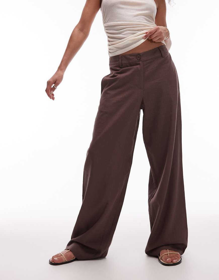 Topshop - Tief sitzende Hose aus Leinen mit lockerem Schnitt in Schokoladenbraun-Bunt von Topshop