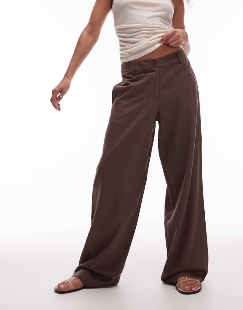 Topshop - Tief sitzende Hose aus Leinen mit lockerem Schnitt in Schokoladenbraun-Bunt von Topshop