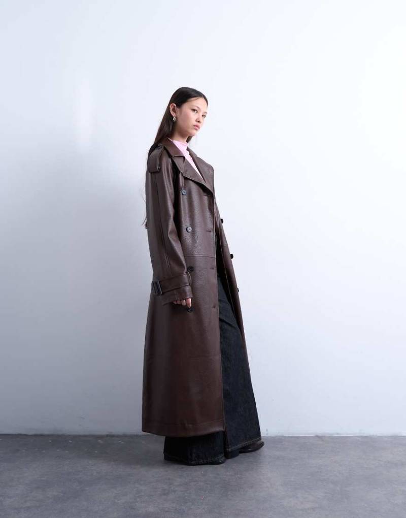Topshop - Trenchcoat aus strukturiertem Kunstleder in Braun-Brown von Topshop