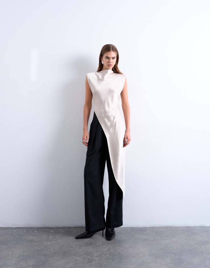 Topshop - Tunika-Oberteil aus Satin in Auster mit asymmetrischem Saum und Schulterpolstern-Schwarz von Topshop