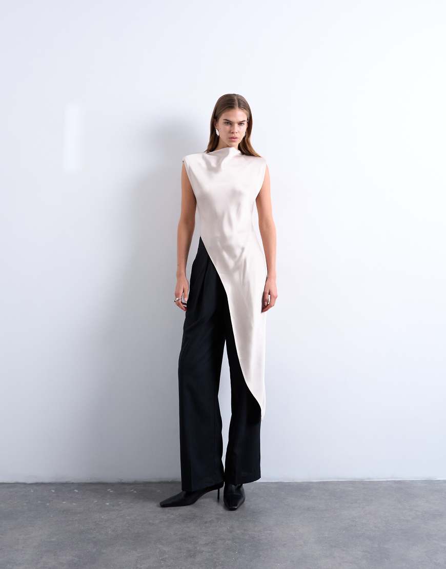 Topshop - Tunika-Oberteil aus Satin in Auster mit asymmetrischem Saum und Schulterpolstern-Schwarz von Topshop