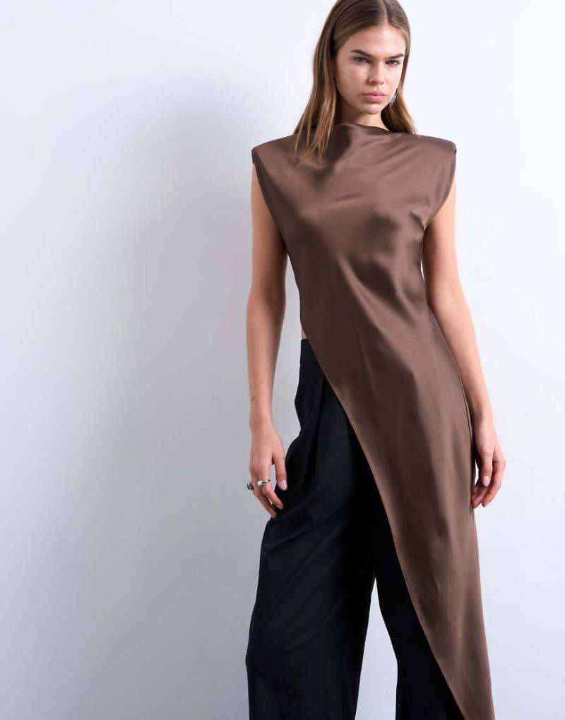 Topshop - Tunika-Oberteil aus Satin in Schokobraun mit asymmetrischem Saum und Schulterpolstern-Brown von Topshop