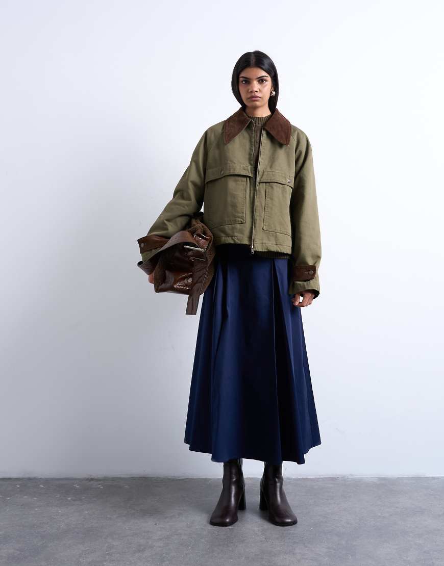 Topshop - Wattierte Barn-Jacke in Khaki mit Kontrastkragen aus Cord-Grün von Topshop