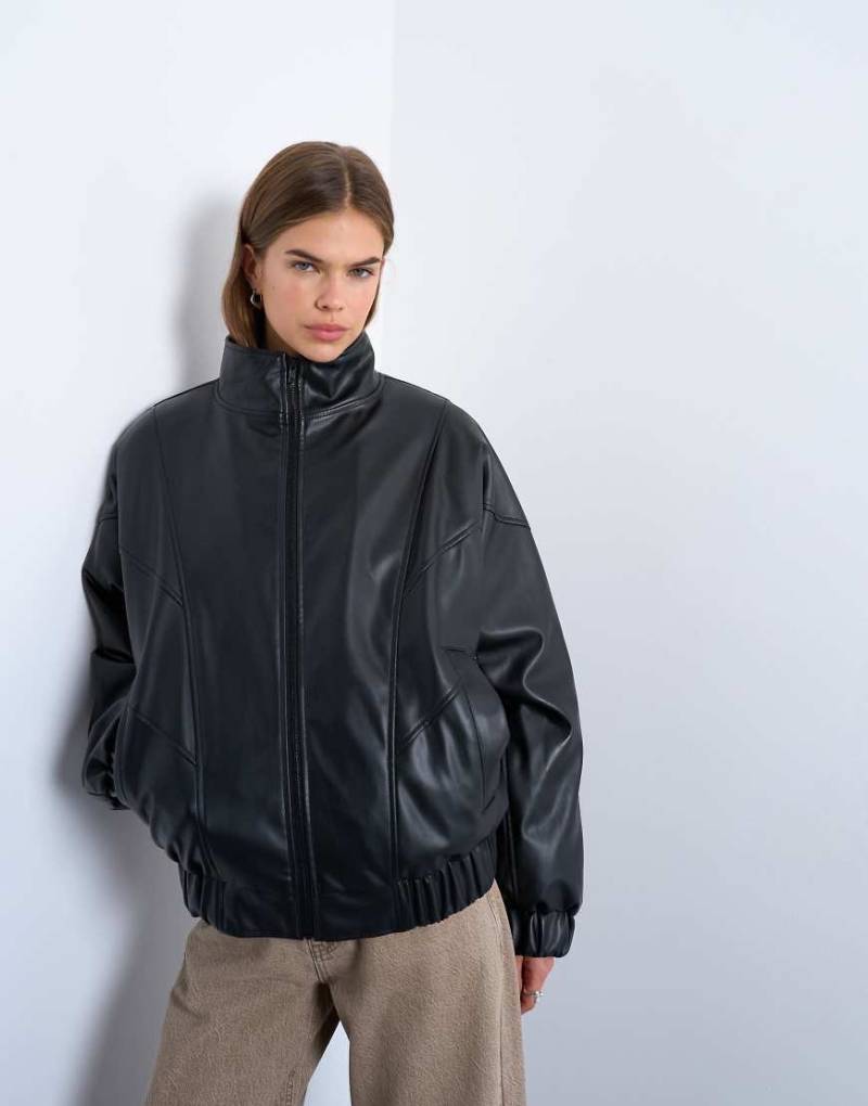 Topshop - Wattierte Bomberjacke aus Kunstleder in Schwarz mit Ziernähten von Topshop