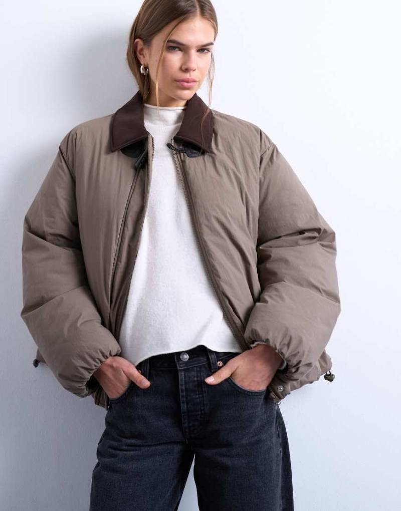 Topshop - Wattierter Nylon-Kurzmantel in Khaki mit Kontrastkragen aus Wildlederimitat-Grün von Topshop