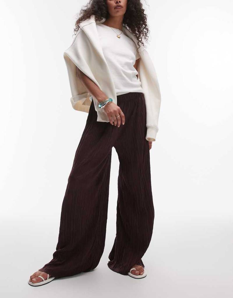 Topshop - Weit geschnittene Hose in Burgunderrot mit Knitterstruktur von Topshop