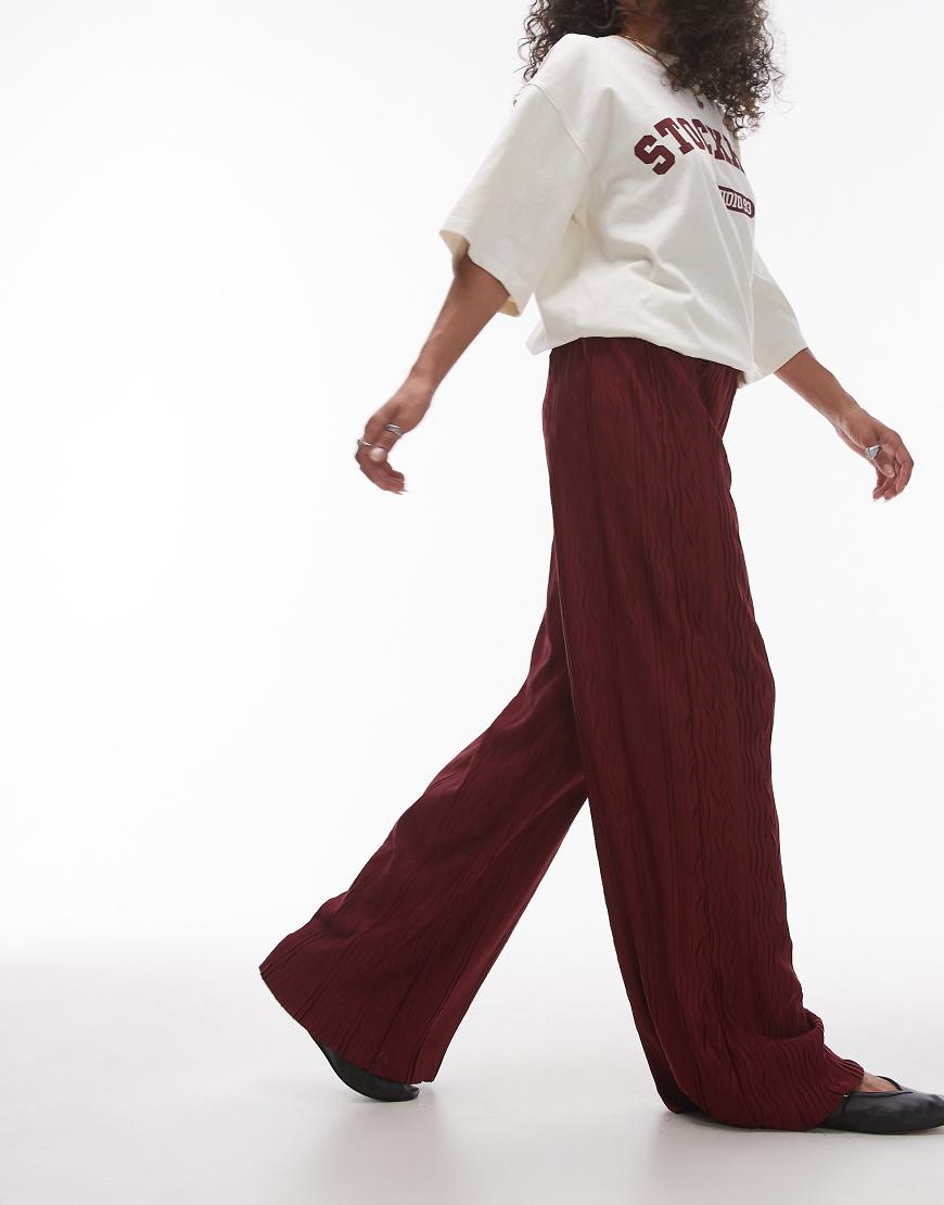 Topshop - Weit geschnittene Plissee-Hose in Burgunderrot mit Knitterstruktur Topshop - Weit geschnittene Plissee-Hose in Burgunderrot mit Knitterstruktur von Topshop