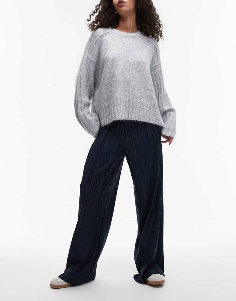 Topshop - Weit geschnittene Plissee-Hose in Marineblau mit Knitterstruktur von Topshop