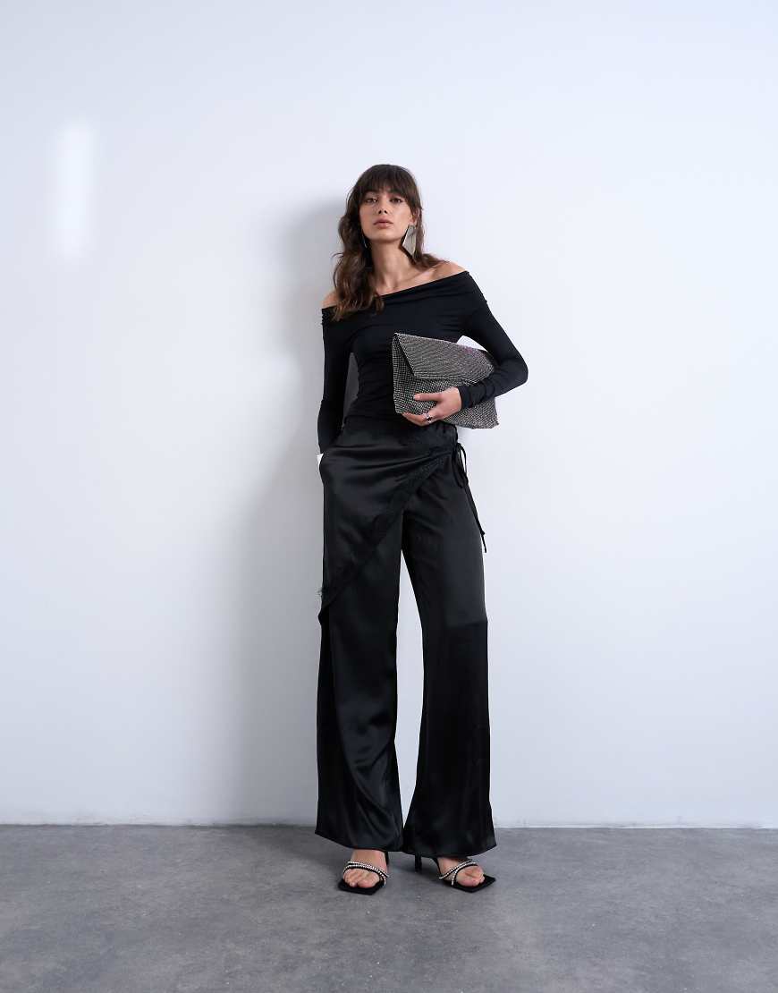 Topshop - Weite Hose aus Satin in Schwarz mit Wickeldesign und Spitze von Topshop