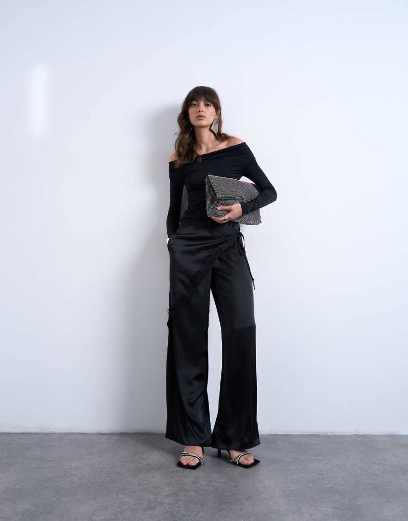 Topshop - Weite Hose aus Satin in Schwarz mit Wickeldesign und Spitze von Topshop