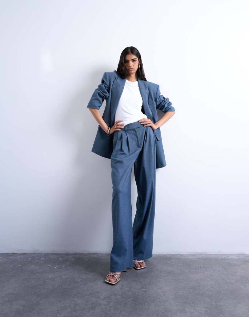 Topshop - Weite, plissierte Anzughose in Marineblau Topshop - Weite, plissierte Anzughose in Marineblau von Topshop