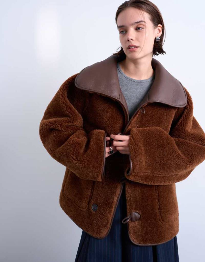 Topshop - Wendbarer Oversize-Mantel in Schokobraun mit Lammfell und Knöpfen mit Schlaufen-Brown von Topshop