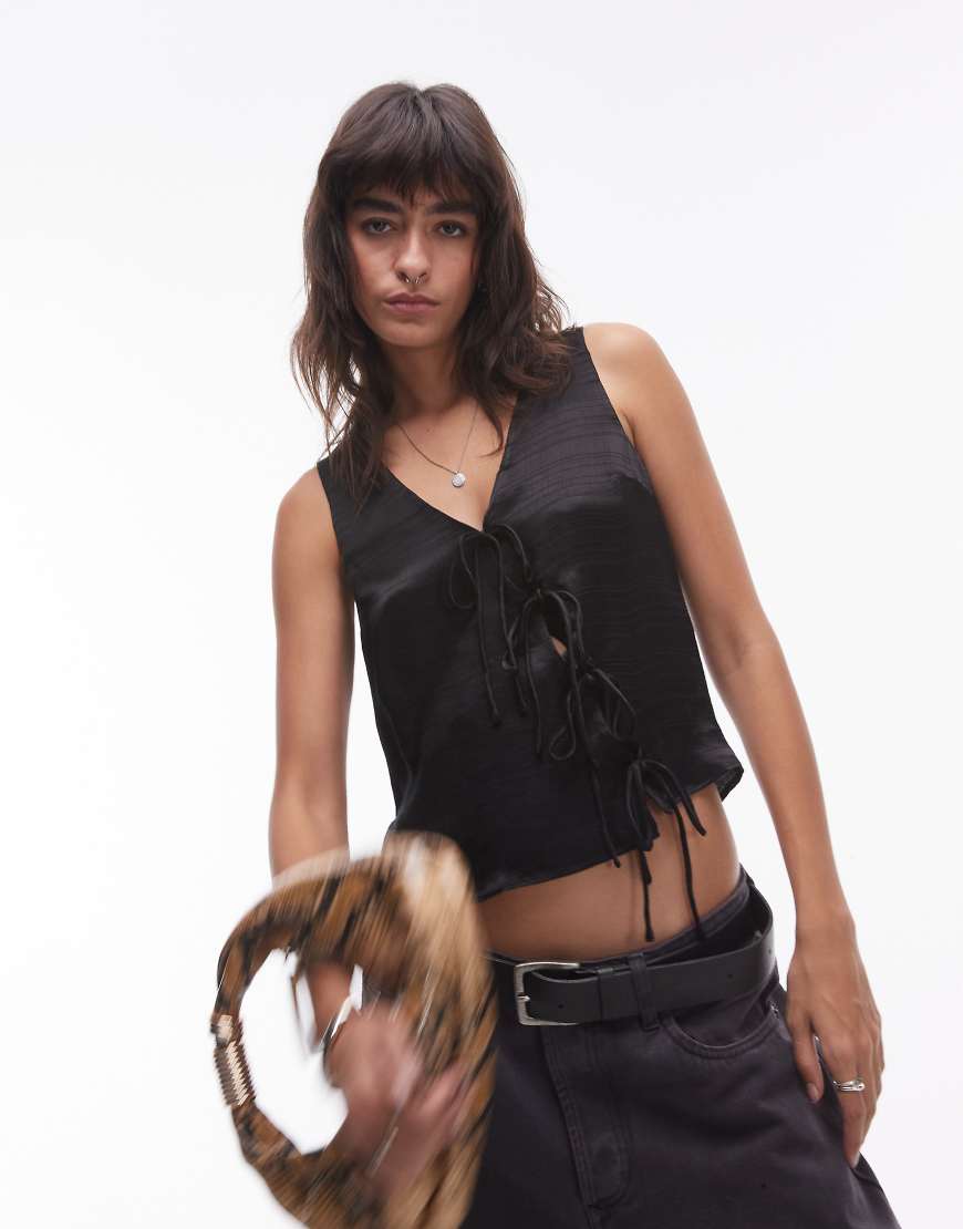 Topshop - Weste aus Satin in Schwarz mit asymmetrischem Bindedetail von Topshop